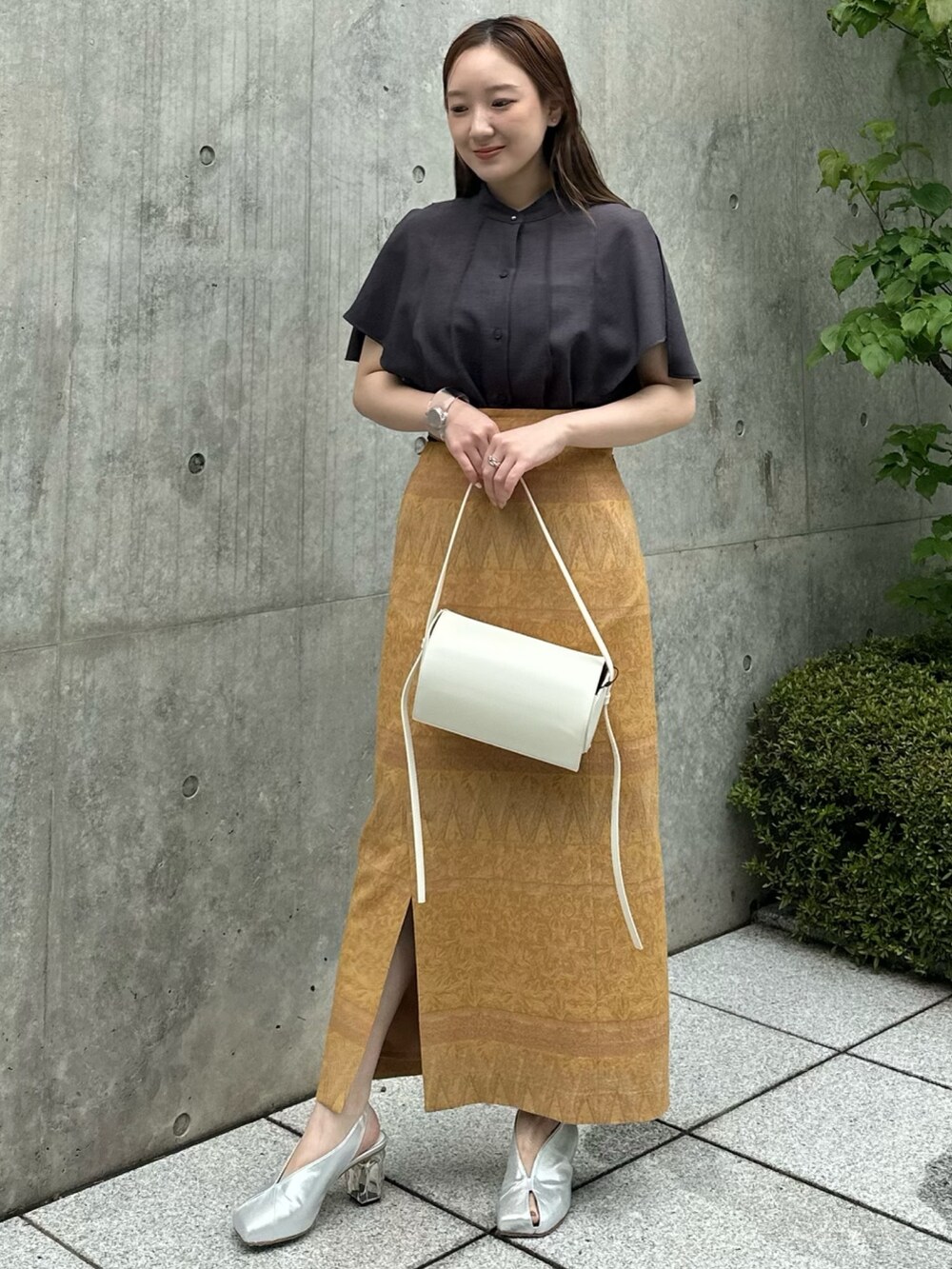 グレー系のシャツ/ブラウス、ホワイト系のショルダーバッグを着用したレディースの夏コーディネートの2枚目の写真