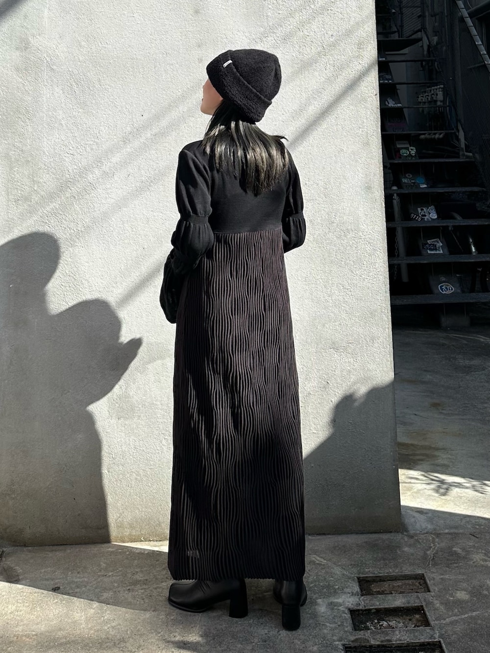 ブラウン系のワンピースを着用したレディースの秋コーディネートの3枚目の写真