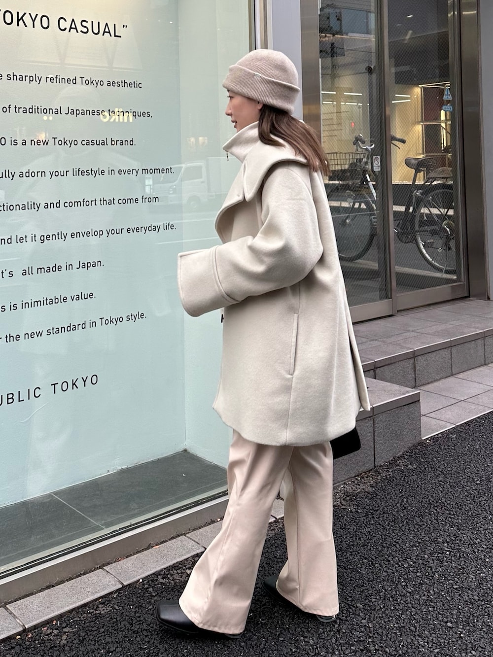 ベージュ系のスウェット、ベージュ系のチェスターコートを着用したレディースの秋コーディネートの3枚目の写真