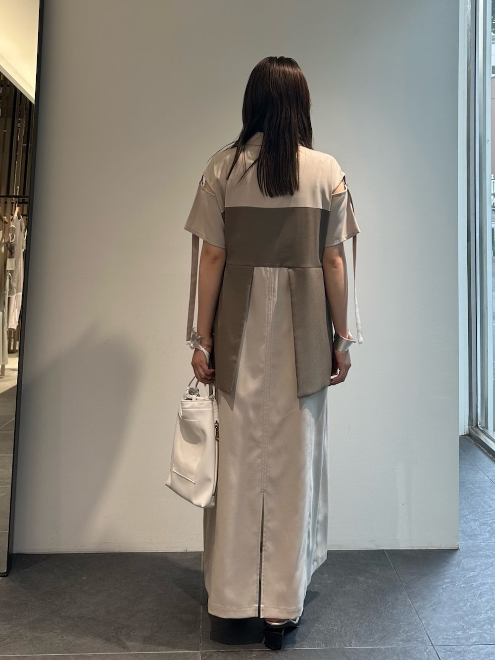 ベージュ系のワンピースを着用したレディースの夏コーディネートの3枚目の写真