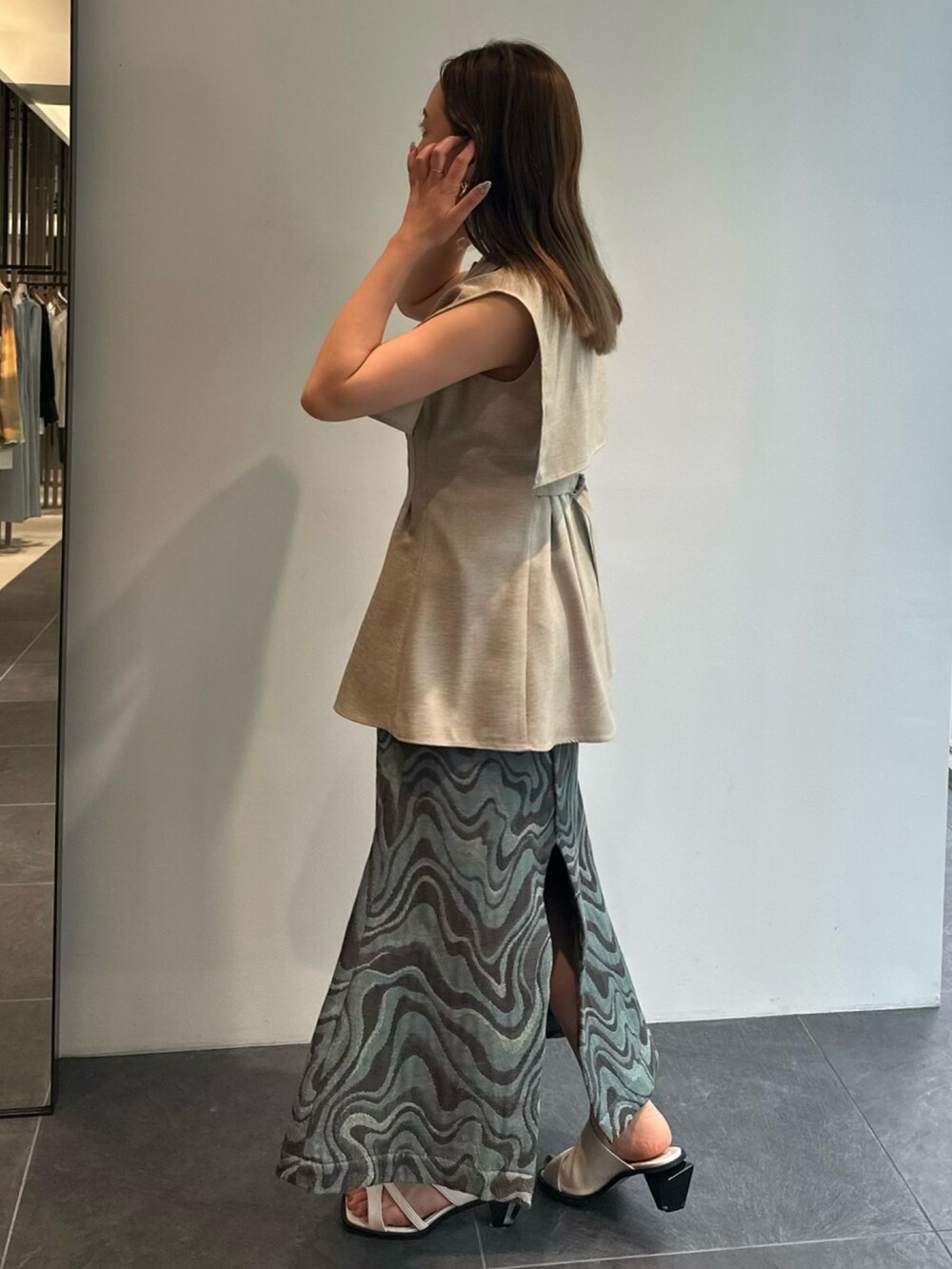 その他のスカート、ベージュ系のシャツ/ブラウス、ホワイト系のサンダルを着用したレディースの夏コーディネートの4枚目の写真