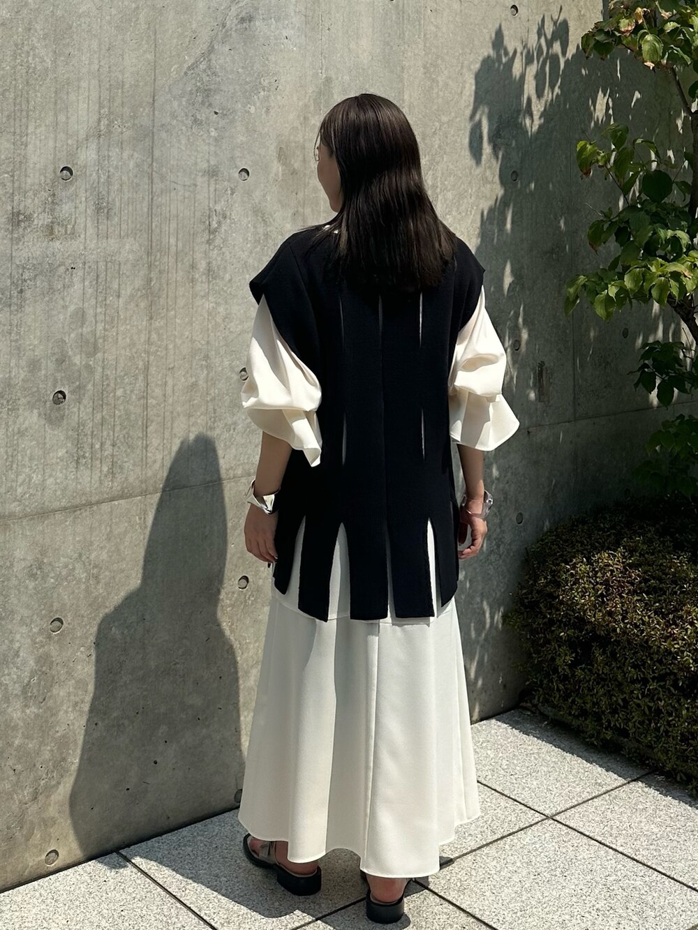 ブラック系のワンピースを着用したレディースの夏コーディネートの5枚目の写真