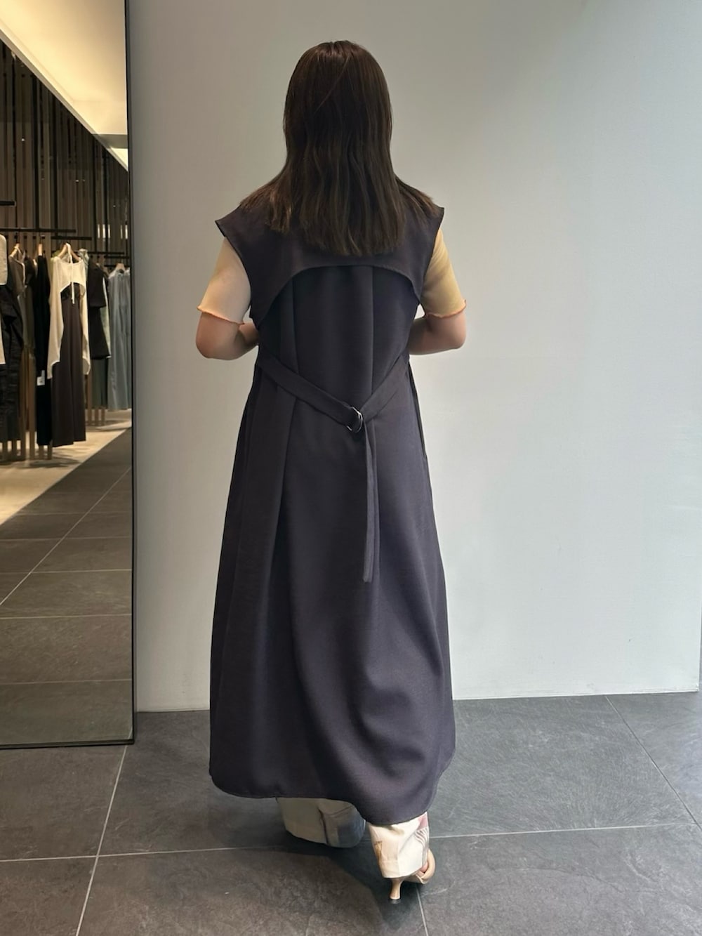 ピンク系のTシャツ/カットソー、グレー系のワンピース、その他のその他パンツを着用したレディースの春コーディネートの3枚目の写真