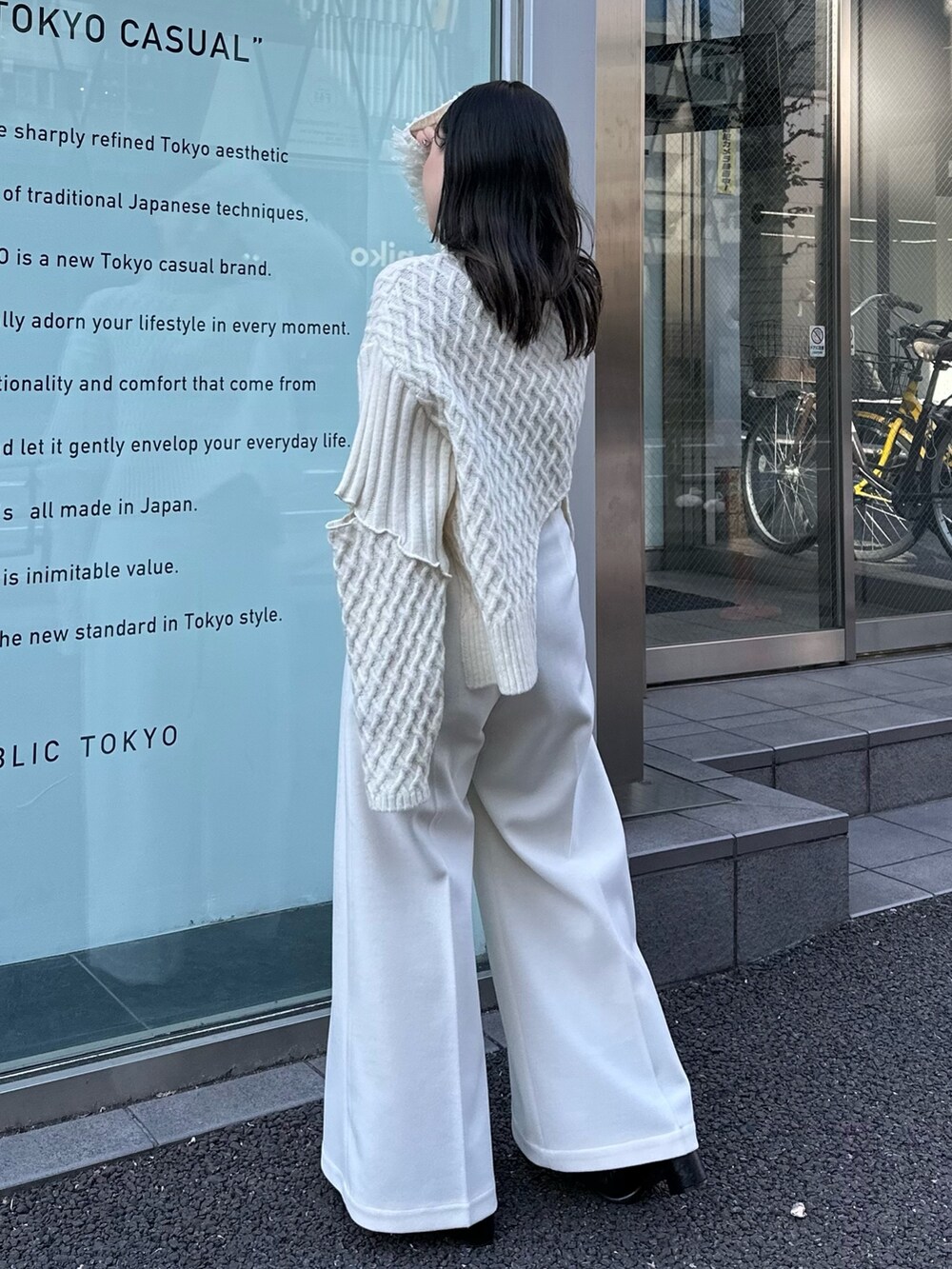 ベージュ系のニット/セーター、ベージュ系のスラックスを着用したレディースの秋コーディネートの4枚目の写真