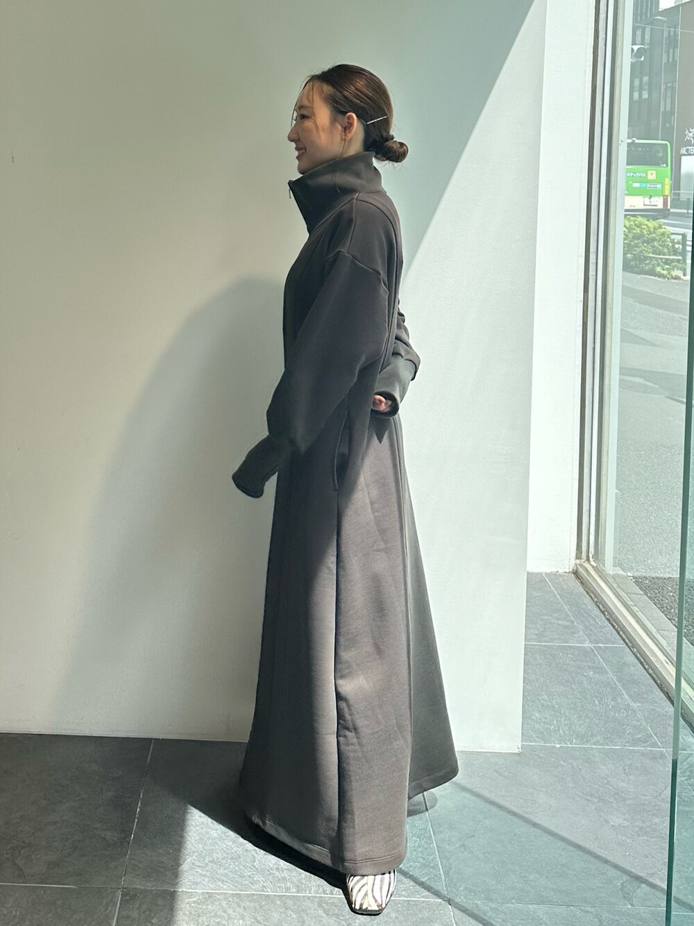グレー系のワンピースを着用したレディースの秋コーディネートの2枚目の写真