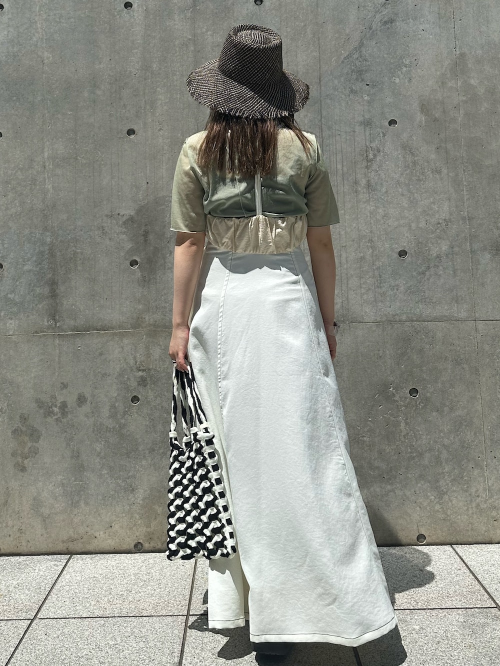 ホワイト系のワンピースを着用したレディースの春コーディネートの4枚目の写真
