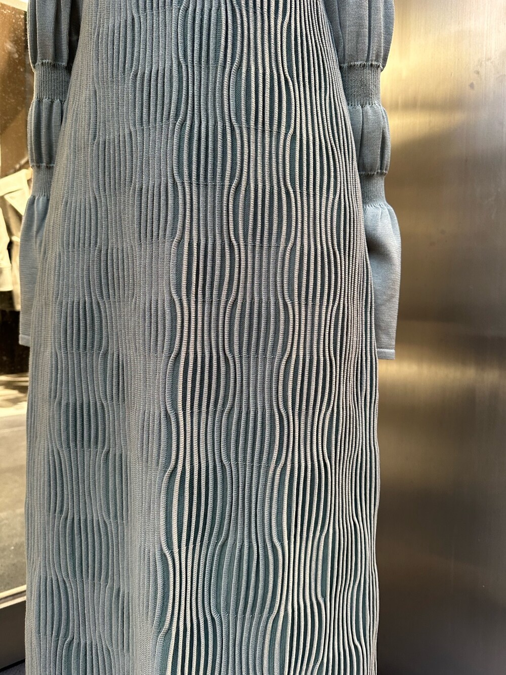 グリーン系のワンピースを着用したレディースの秋コーディネートの5枚目の写真