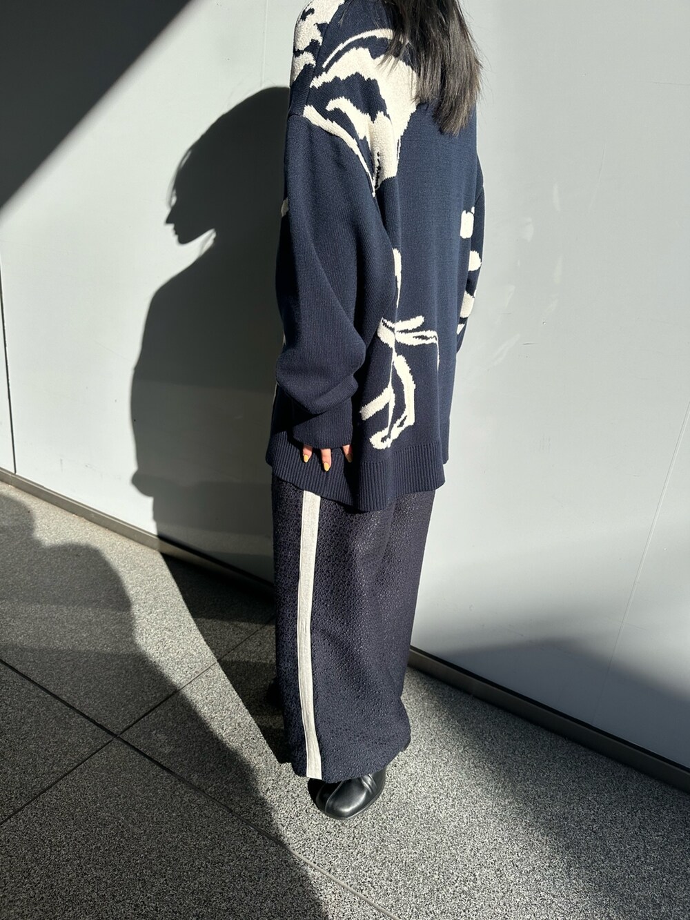 ブルー系のその他パンツ、ブルー系のカーディガン/ボレロ、ホワイト系のTシャツ/カットソーを着用したレディースの冬コーディネートの5枚目の写真