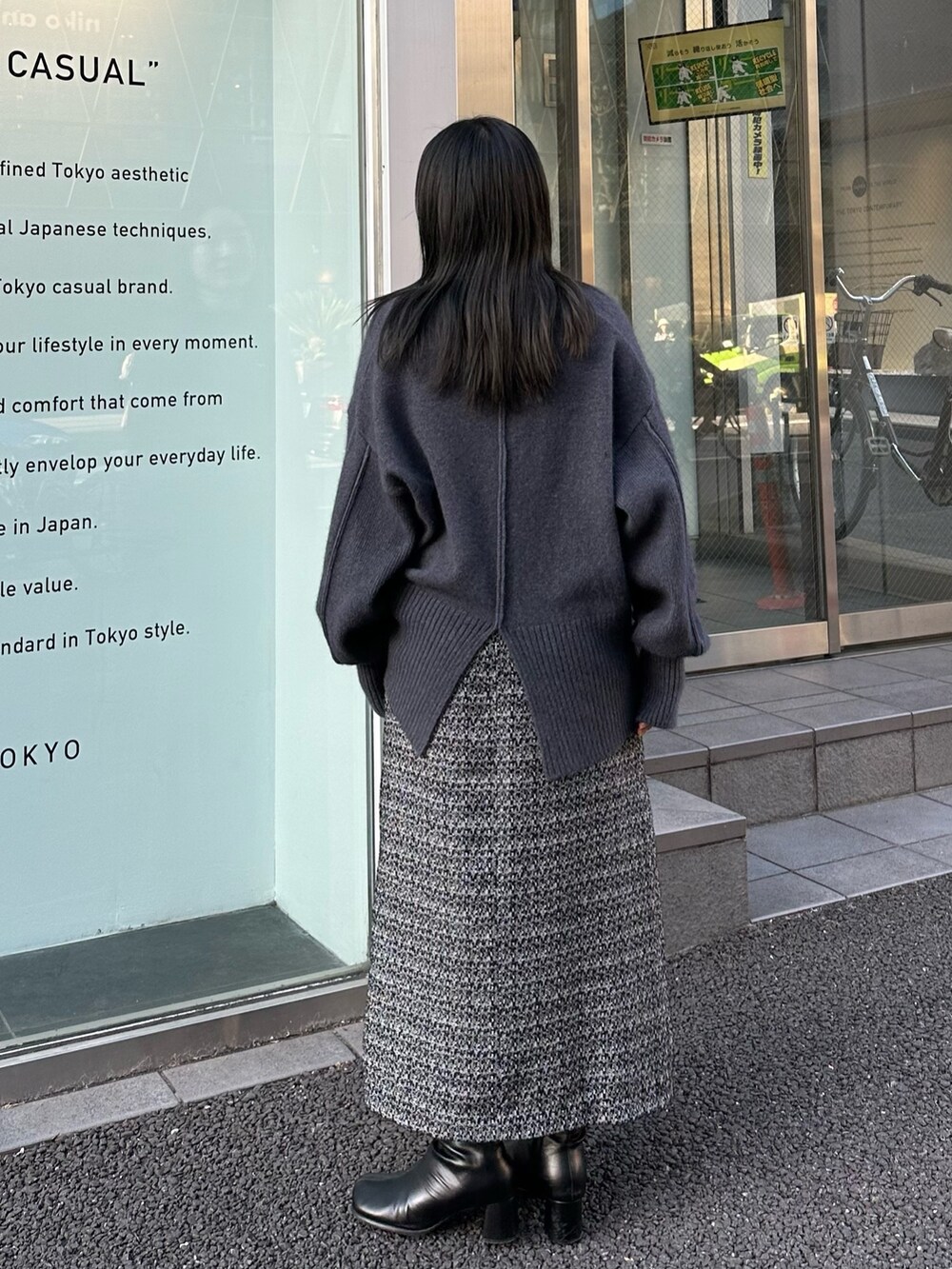 その他のスカート、グレー系のニット/セーターを着用したレディースの冬コーディネートの3枚目の写真