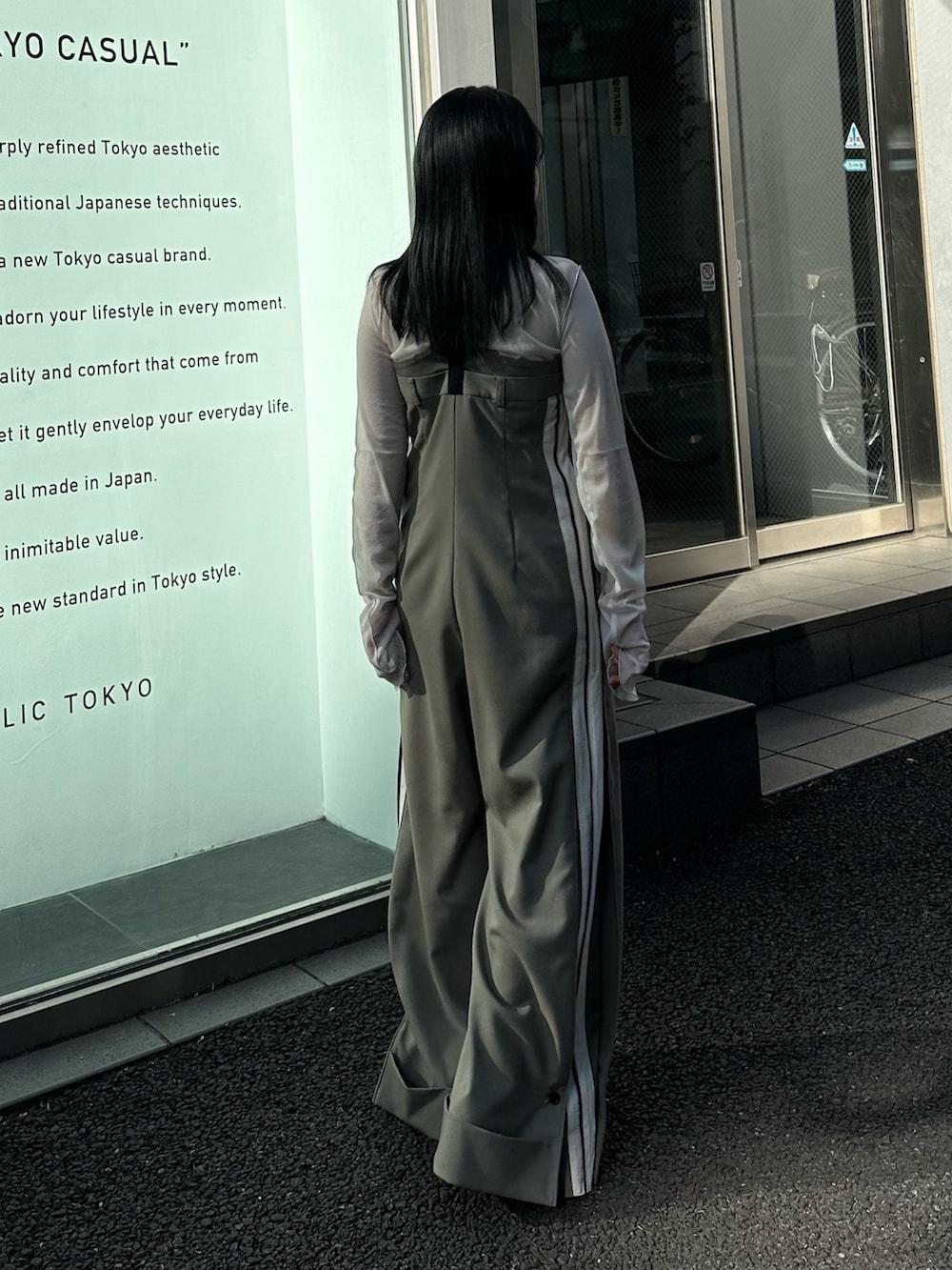 グリーン系のつなぎ/オールインワン、ホワイト系のTシャツ/カットソーを着用したレディースの冬コーディネートの4枚目の写真