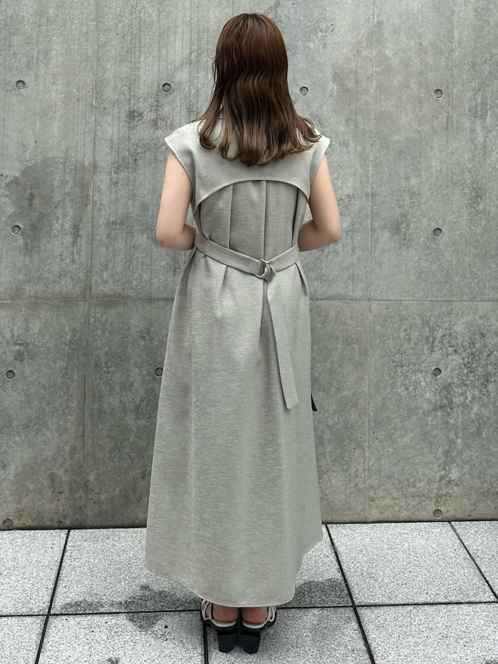 ベージュ系のワンピースを着用したレディースの夏コーディネートの4枚目の写真