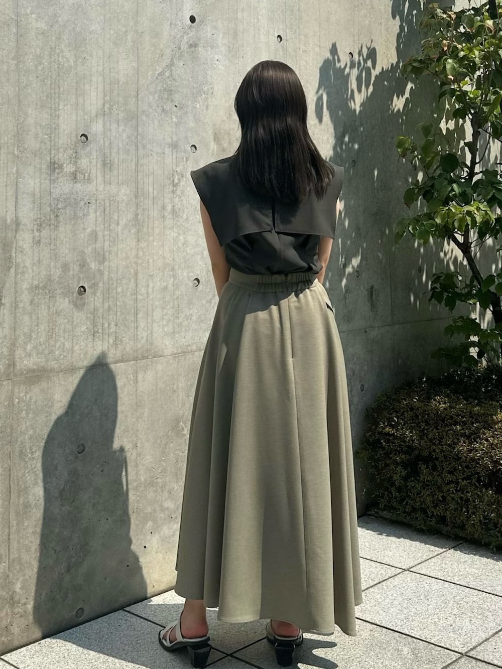 グレー系のシャツ/ブラウス、ベージュ系のスカートを着用したレディースの夏コーディネートの4枚目の写真