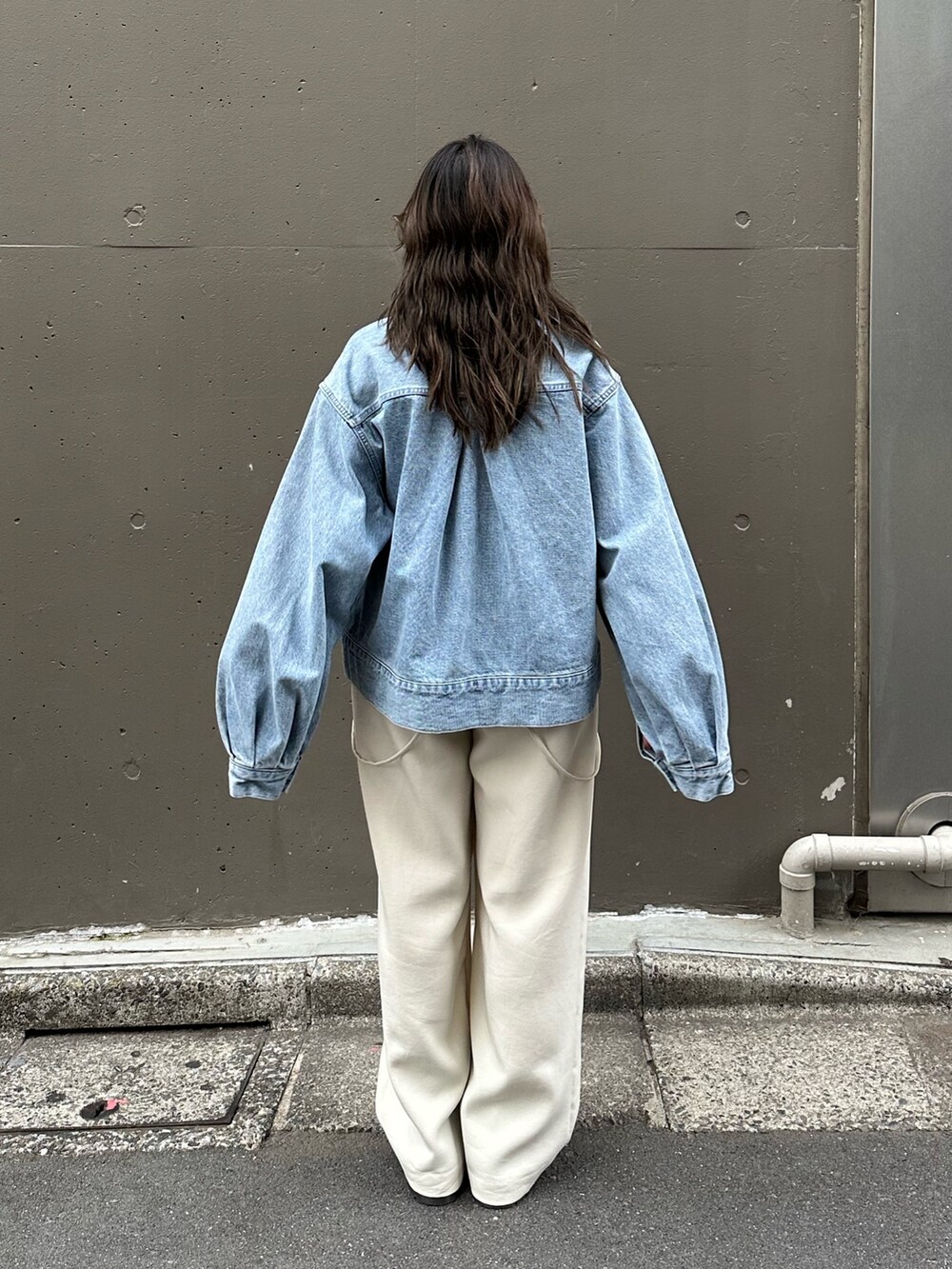 ブルー系のデニムジャケットを着用したレディースの春コーディネートの6枚目の写真