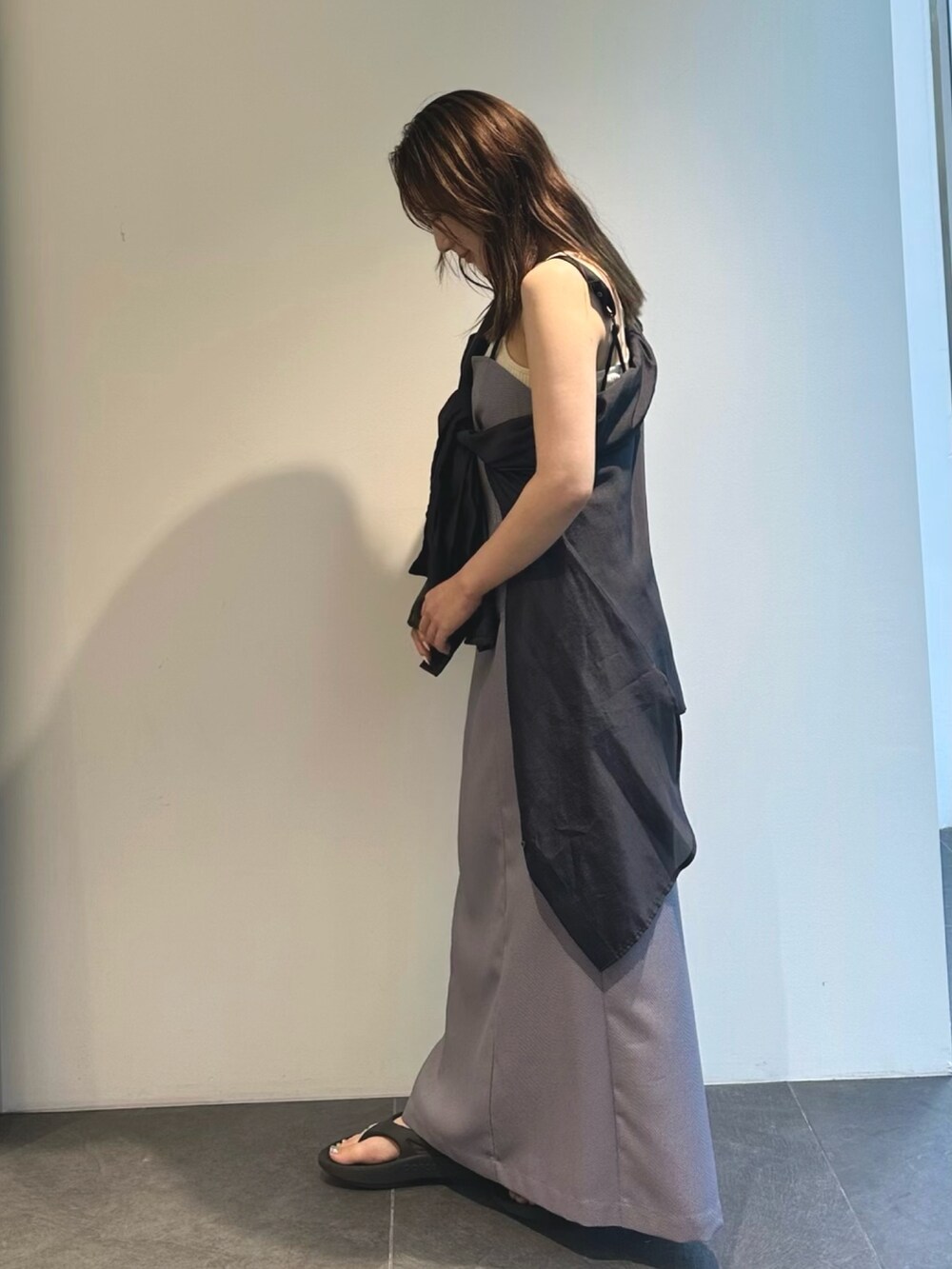 ブラック系のシャツ/ブラウス、その他のジャンパースカートを着用したレディースの夏コーディネートの4枚目の写真