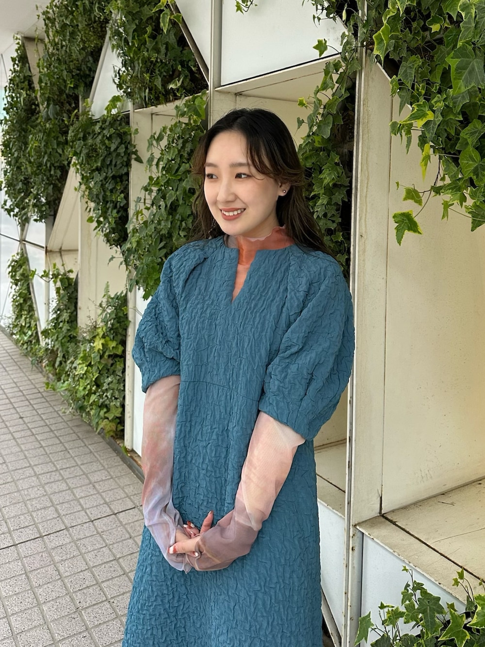 ブルー系のワンピース、ピンク系のTシャツ/カットソーを着用したレディースの春コーディネートの4枚目の写真