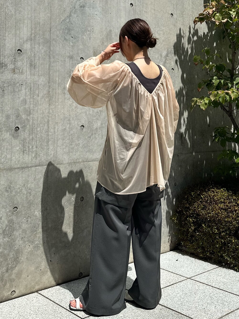 ホワイト系のシャツ/ブラウス、グレー系のその他パンツ、ホワイト系のショルダーバッグを着用したレディースの夏コーディネートの5枚目の写真