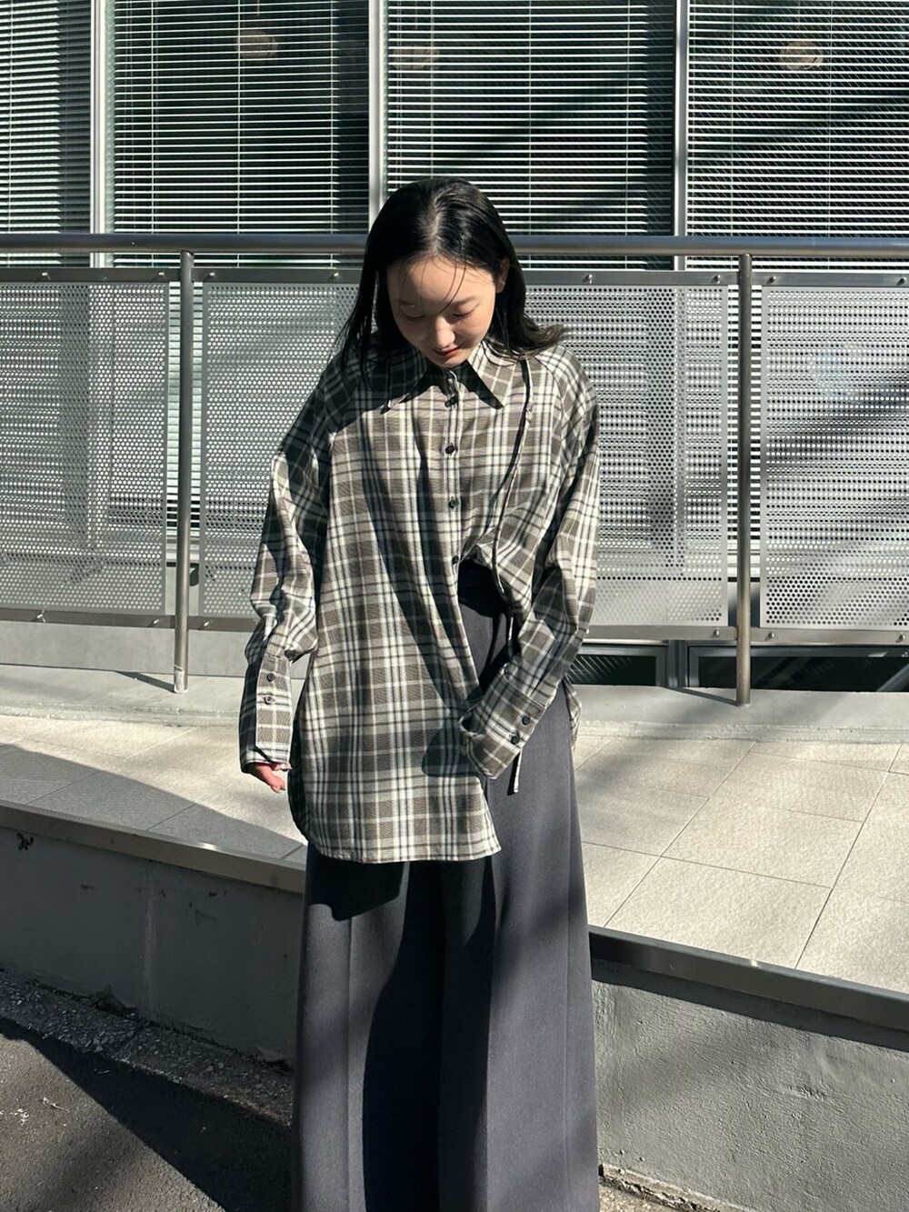 グレー系のスラックス、その他のシャツ/ブラウスを着用したレディースの秋コーディネートの5枚目の写真