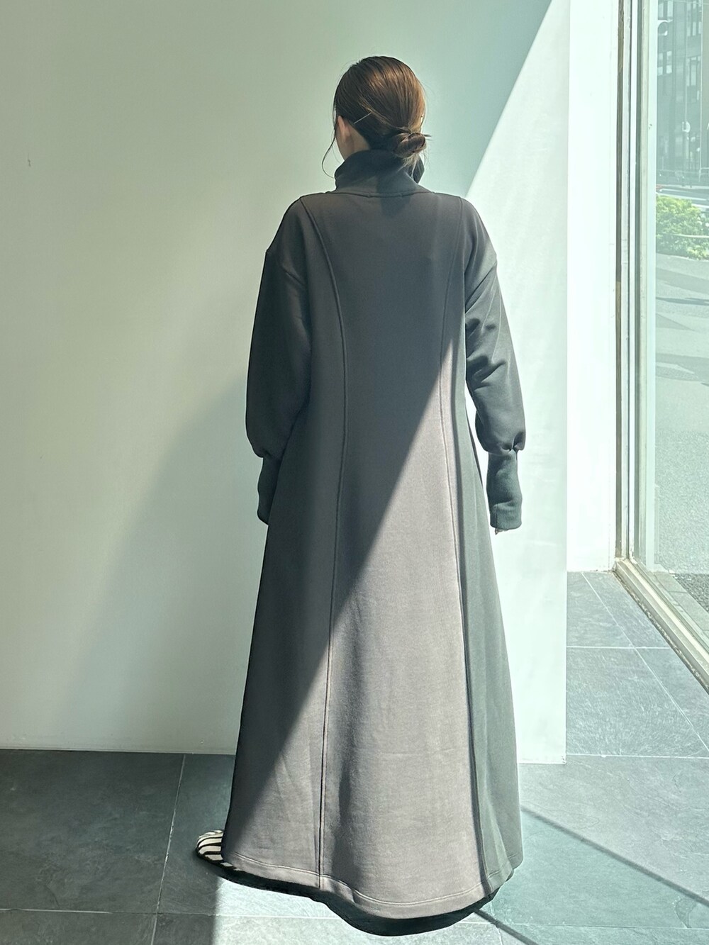 グレー系のワンピースを着用したレディースの秋コーディネートの5枚目の写真