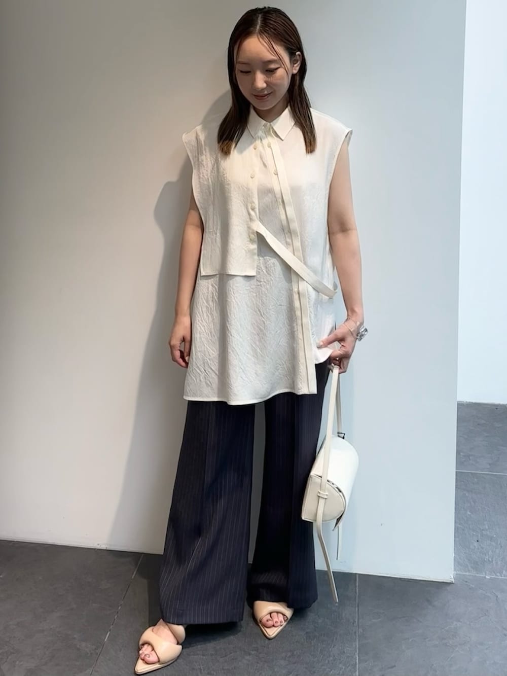 ホワイト系のシャツ/ブラウス、その他のスラックスを着用したレディースの夏コーディネートの5枚目の写真