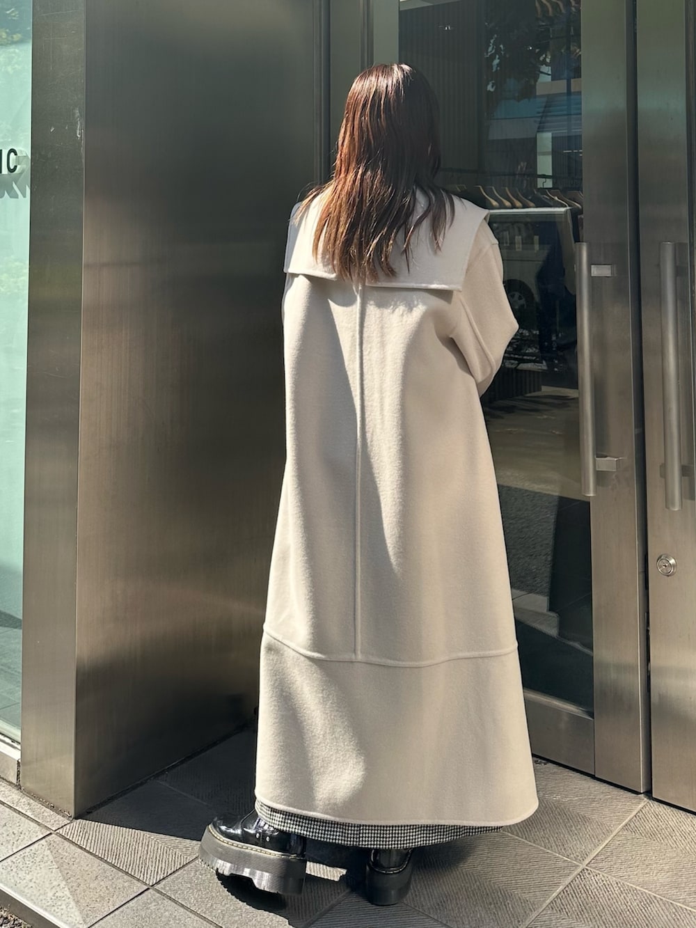 「コート、リバーコート、パブリックトウキョウ」｜「PUBLIC TOKYOの【新潟県産】ピュアウールオーバーカラーリバーロングコート（チェスターコート、ホワイト系）」を使った、ｎａｎａさん（レディース・152cm）の秋コーディネートの4枚目の写真