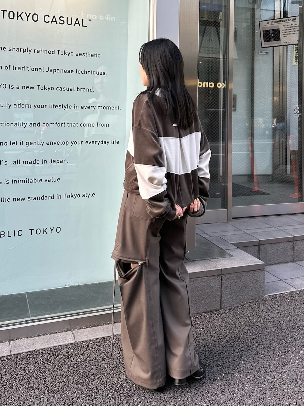 グリーン系のTシャツ/カットソー、グリーン系のスラックスを着用したレディースの冬コーディネートの3枚目の写真