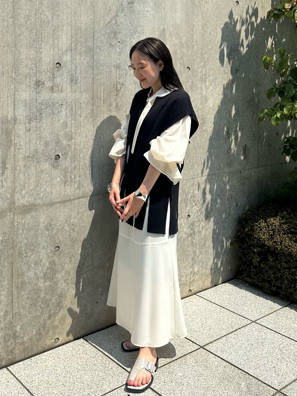 ブラック系のワンピース、グレー系のベストを着用したレディースの夏コーディネートの7枚目の写真