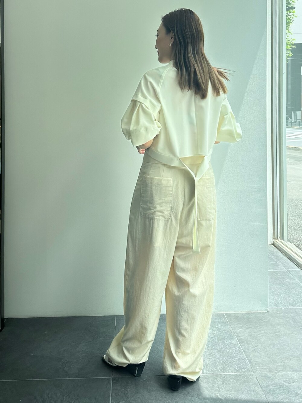 ホワイト系のシャツ/ブラウスを着用したレディースの夏コーディネートの4枚目の写真