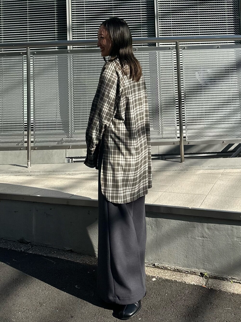 グレー系のスラックス、その他のシャツ/ブラウスを着用したレディースの秋コーディネートの2枚目の写真