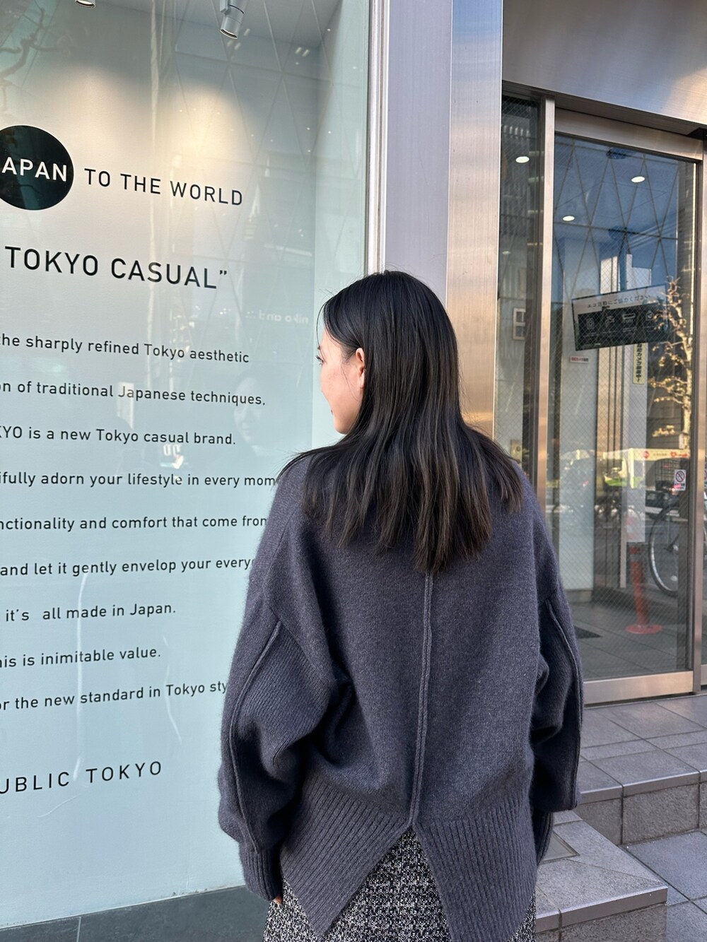 その他のスカート、グレー系のニット/セーターを着用したレディースの冬コーディネートの4枚目の写真