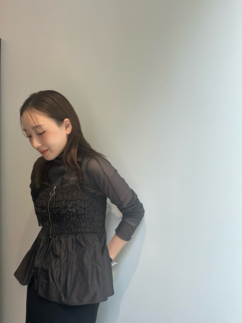 グレー系のTシャツ/カットソー、ブラック系のスカート、ブラック系のキャミソールを着用したレディースの夏コーディネートの4枚目の写真