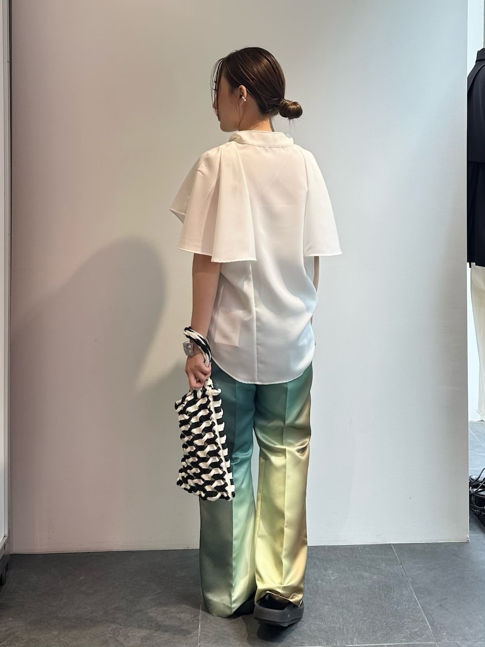 その他のトートバッグ、ホワイト系のシャツ/ブラウス、グリーン系のその他パンツを着用したレディースの夏コーディネートの3枚目の写真