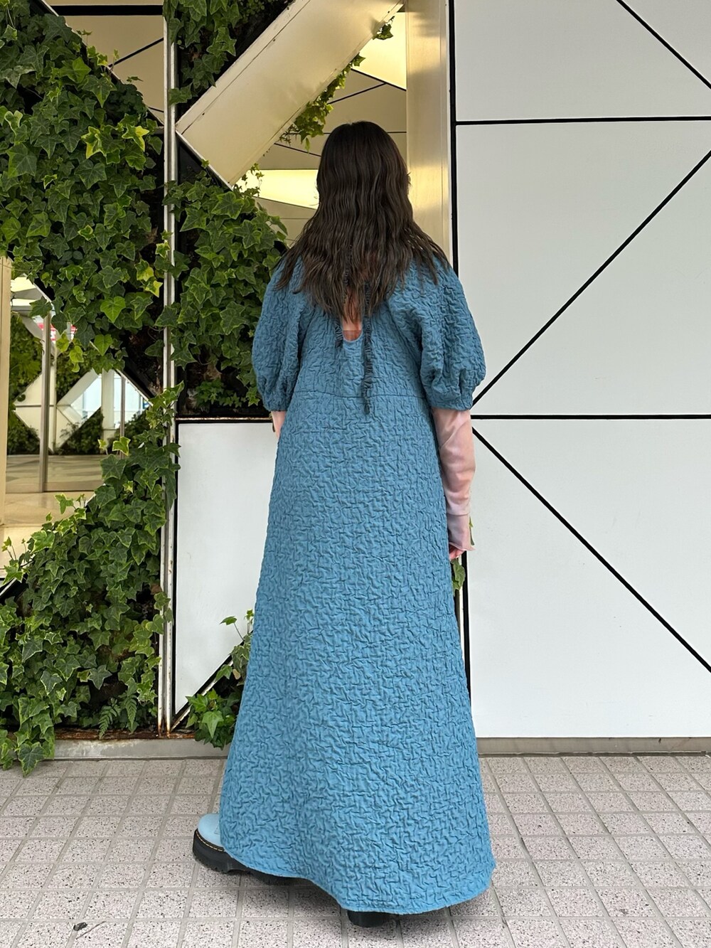 ブルー系のワンピース、ピンク系のTシャツ/カットソーを着用したレディースの春コーディネートの3枚目の写真