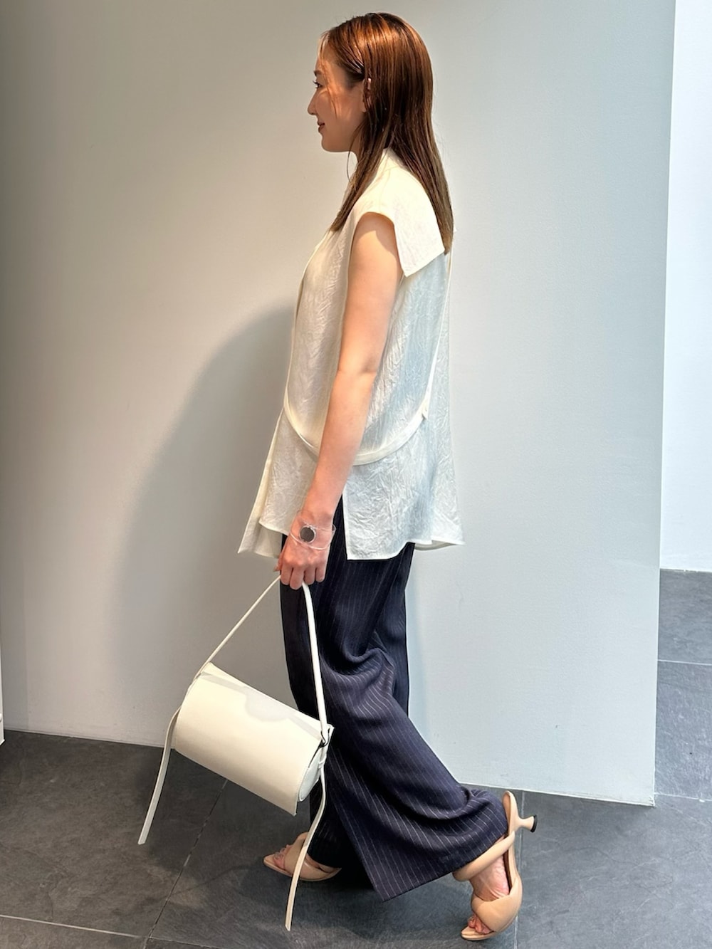 ホワイト系のシャツ/ブラウス、その他のスラックスを着用したレディースの夏コーディネートの2枚目の写真