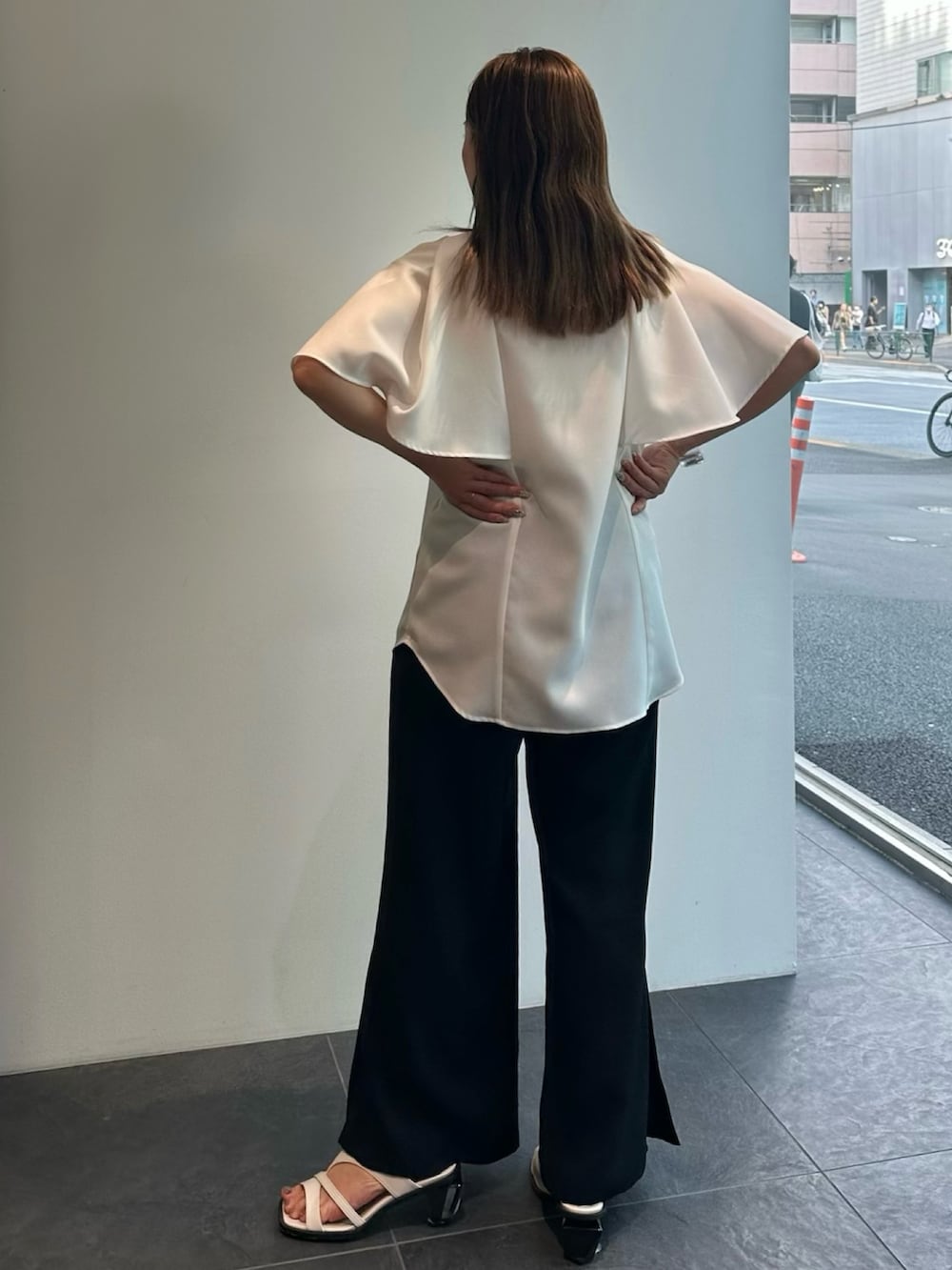 ホワイト系のシャツ/ブラウス、オレンジ系のカーゴパンツを着用したレディースの夏コーディネートの8枚目の写真