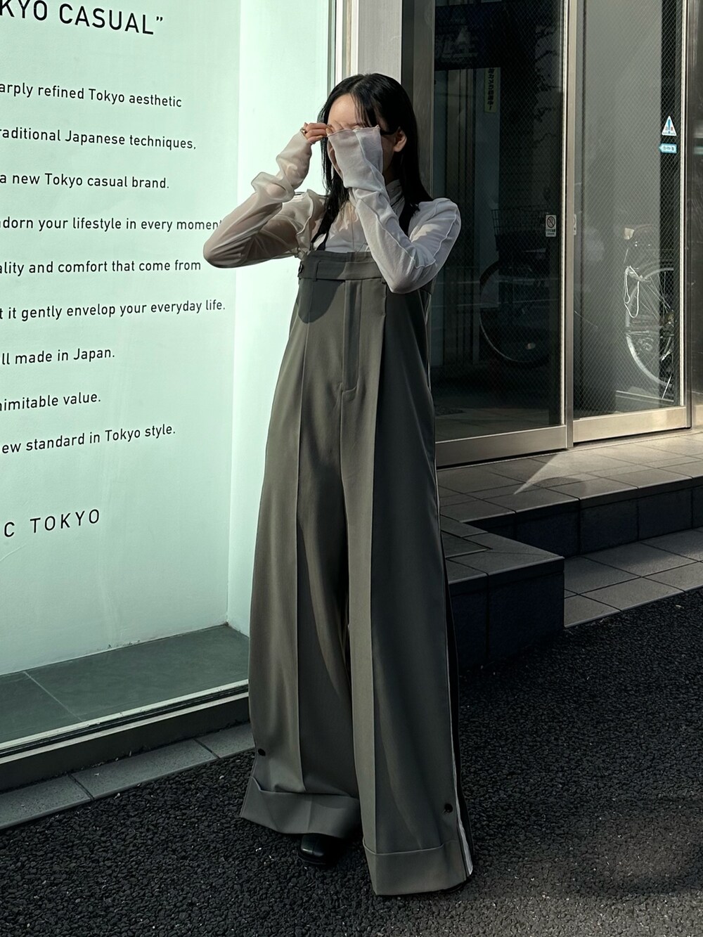 グリーン系のつなぎ/オールインワン、ホワイト系のTシャツ/カットソーを着用したレディースの冬コーディネートの2枚目の写真