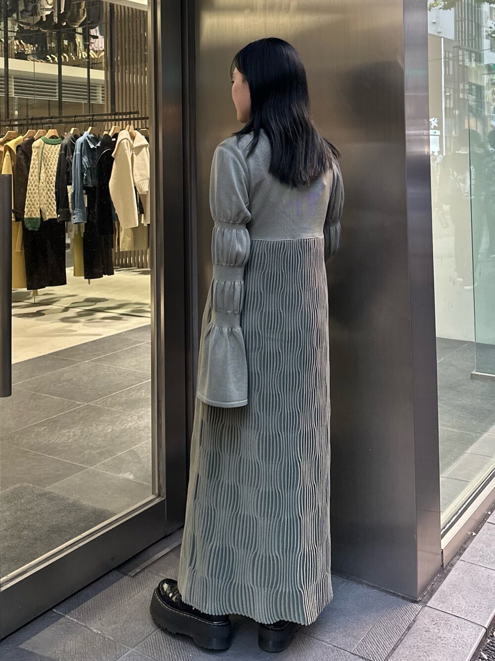 グリーン系のワンピースを着用したレディースの秋コーディネートの4枚目の写真