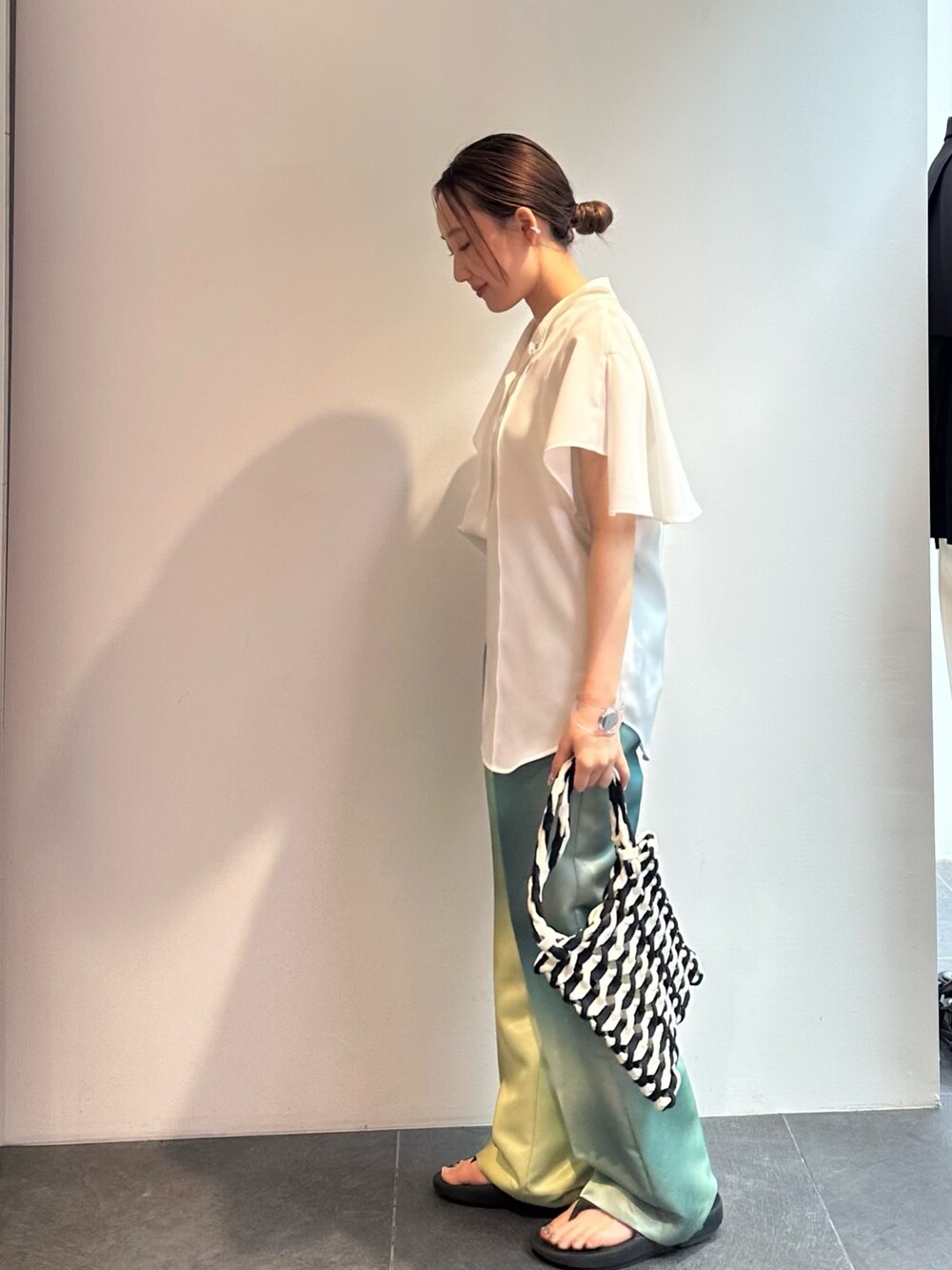 その他のトートバッグ、ホワイト系のシャツ/ブラウス、グリーン系のその他パンツを着用したレディースの夏コーディネートの2枚目の写真