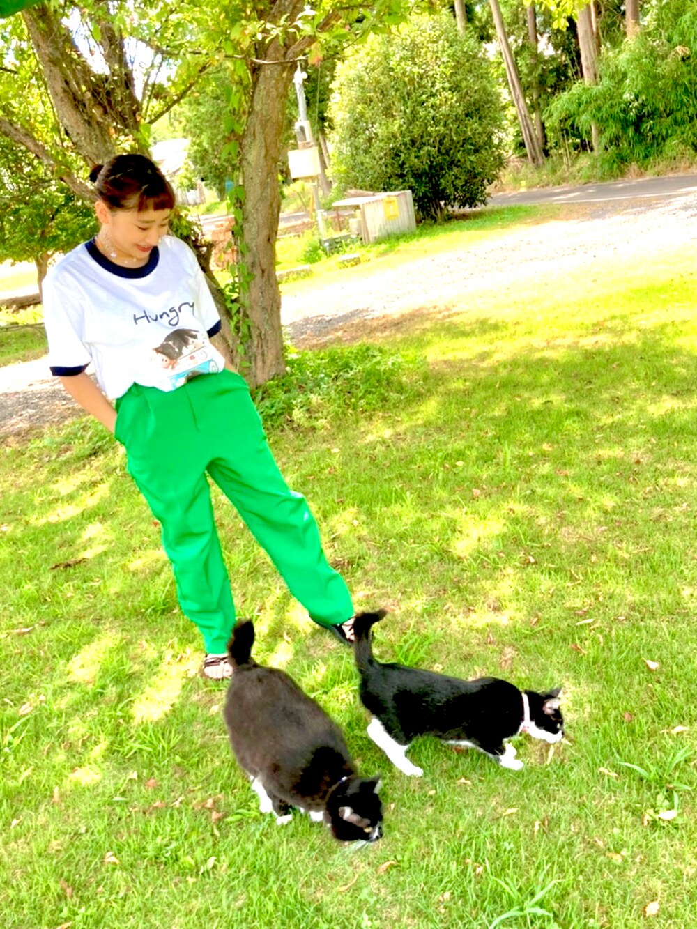 ホワイト系のその他トップスを着用したレディースの夏コーディネートの2枚目の写真