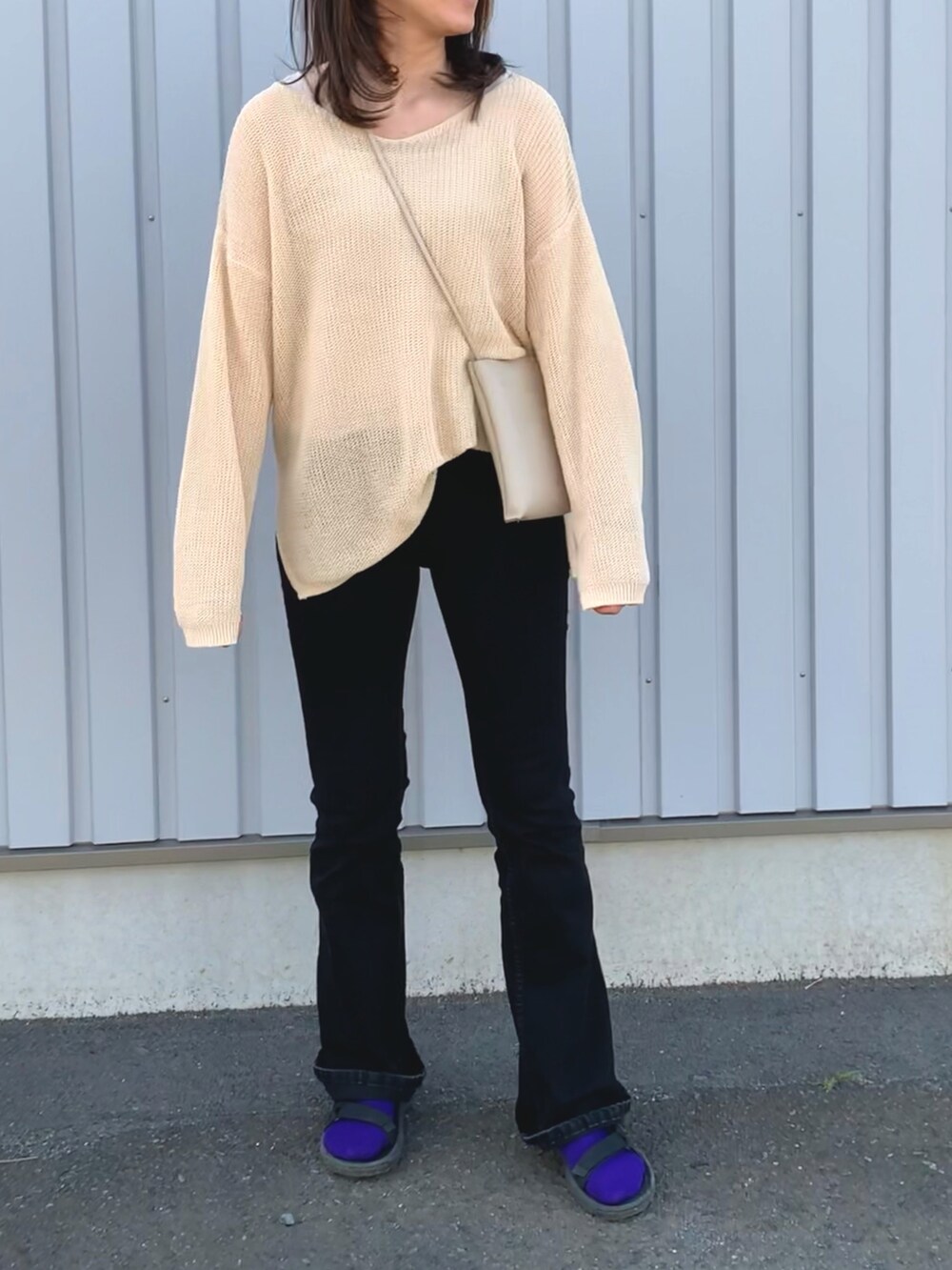 ベージュ系のタンクトップ、ホワイト系のTシャツ/カットソー、ブラック系のパンツを着用したレディースの春コーディネートの2枚目の写真