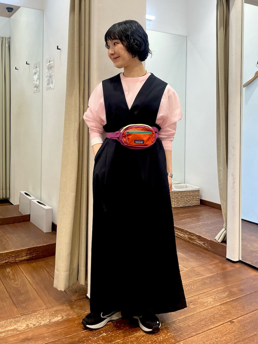 ブラック系のスニーカー、ブルー系のワンピース、ピンク系のニット/セーターを着用したレディースの冬コーディネートの4枚目の写真