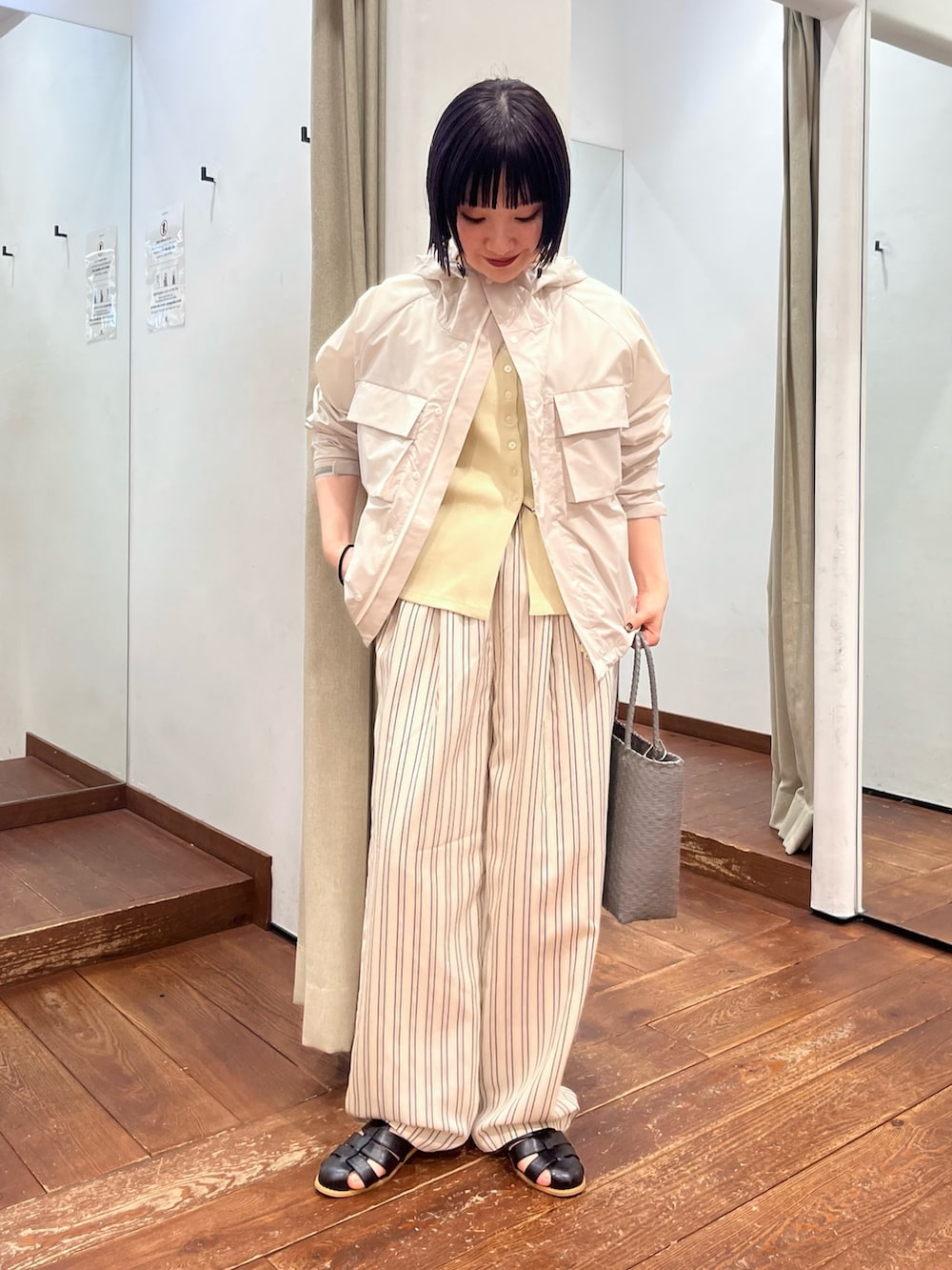 グレー系のその他パンツ、ブラック系のサンダル、グレー系のトートバッグを着用したレディースの春コーディネートの4枚目の写真