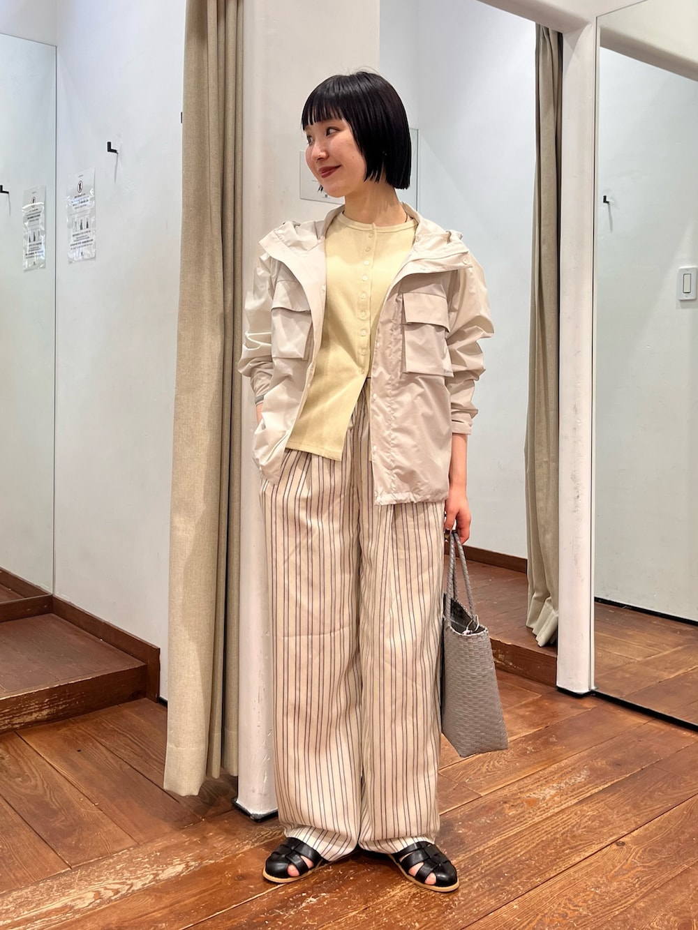 グレー系のその他パンツ、ブラック系のサンダル、グレー系のトートバッグを着用したレディースの春コーディネートの5枚目の写真