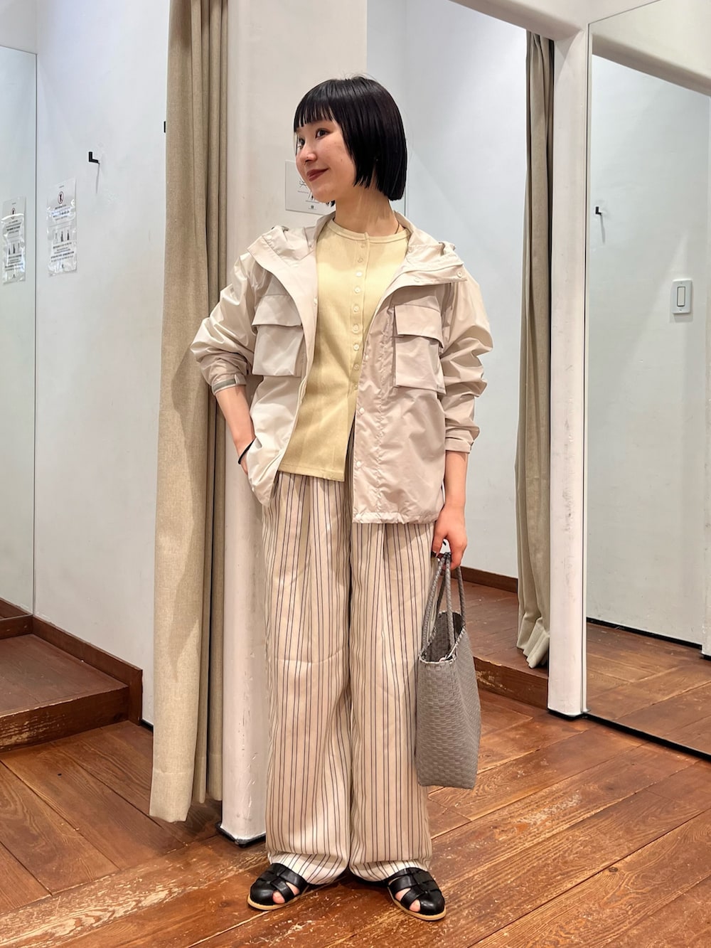 グレー系のその他パンツ、ブラック系のサンダル、グレー系のトートバッグを着用したレディースの春コーディネートの6枚目の写真