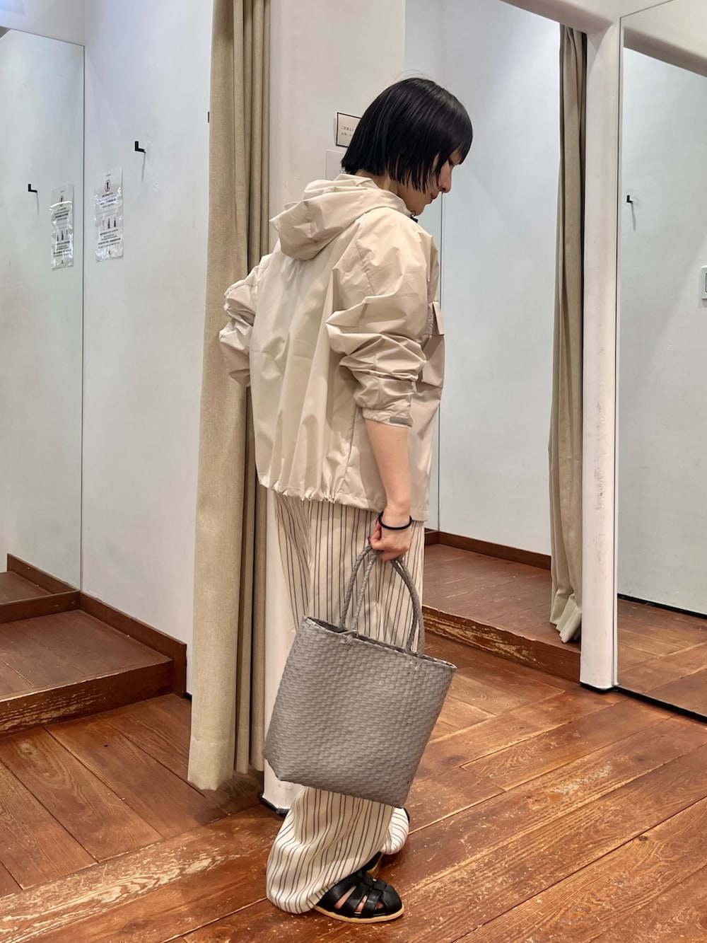 グレー系のその他パンツ、ブラック系のサンダル、グレー系のトートバッグを着用したレディースの春コーディネートの2枚目の写真