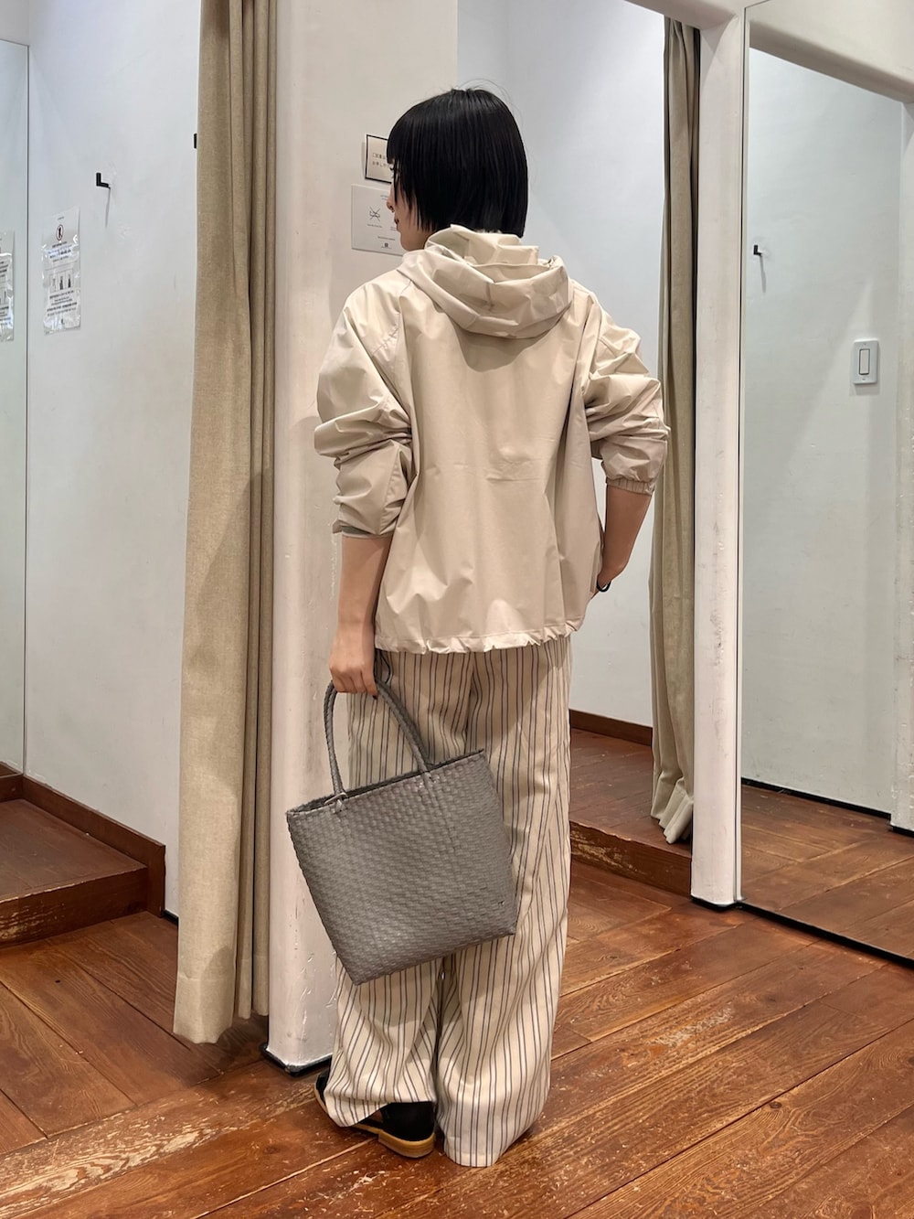 グレー系のその他パンツ、ブラック系のサンダル、グレー系のトートバッグを着用したレディースの春コーディネートの3枚目の写真