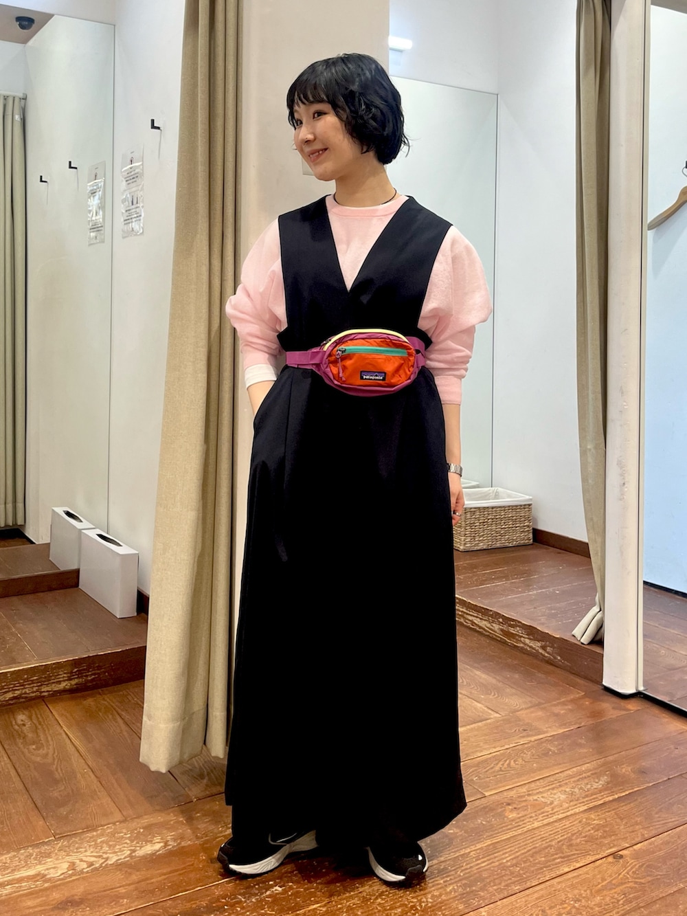 ブラック系のスニーカー、ブルー系のワンピース、ピンク系のニット/セーターを着用したレディースの冬コーディネートの3枚目の写真