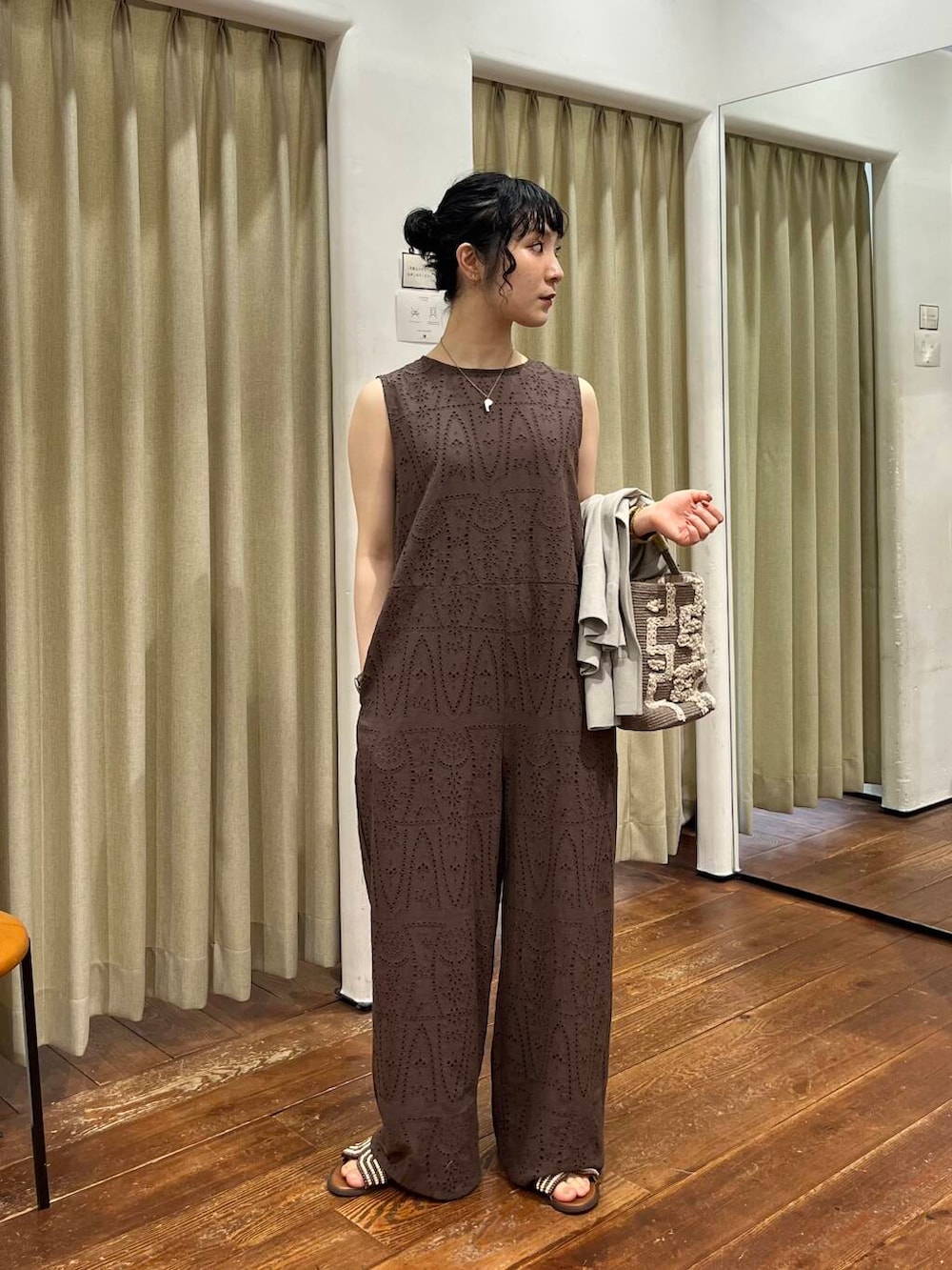 mion hisakiさんの「リップルベーシックタンクトップ（URBAN RESEARCH DOORS）」を使ったコーディネートの2枚目の写真