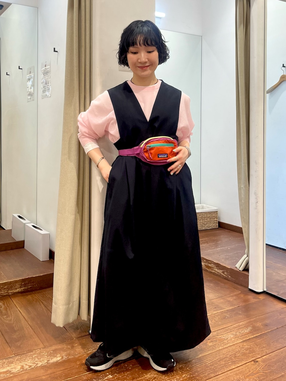 ブラック系のスニーカー、ブルー系のワンピース、ピンク系のニット/セーターを着用したレディースの冬コーディネートの7枚目の写真