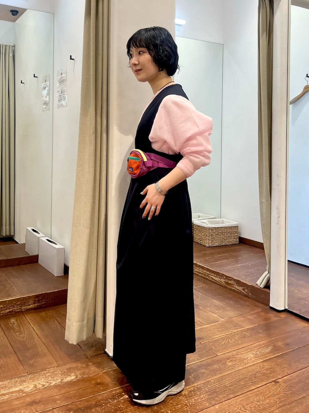 ブラック系のスニーカー、ブルー系のワンピース、ピンク系のニット/セーターを着用したレディースの冬コーディネートの5枚目の写真