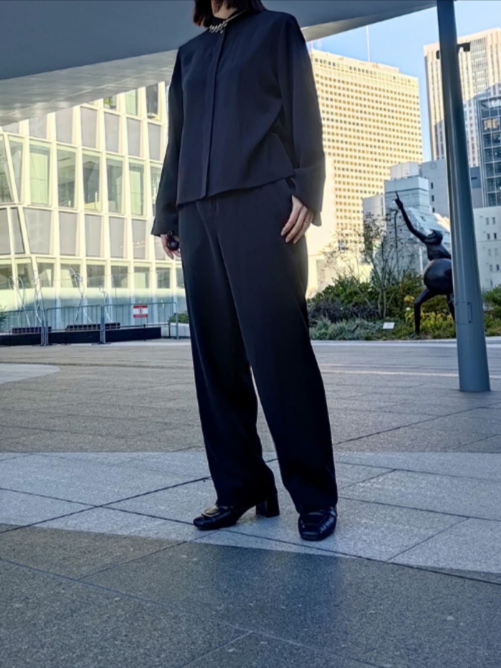 ブラック系のシャツ/ブラウス、ブラック系のテーラードジャケット、ブラック系のその他パンツを着用したレディースの冬コーディネートの2枚目の写真